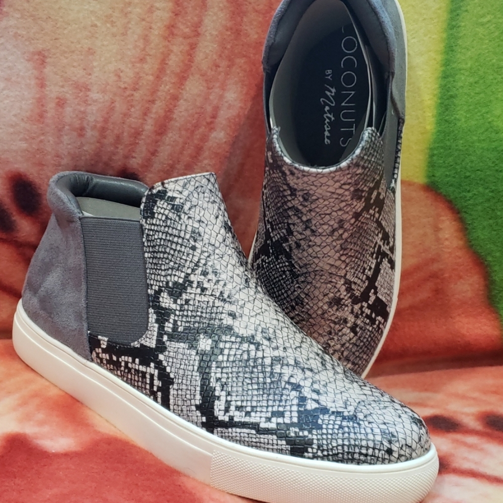 🐍Snakeskin slip ons 8.5
